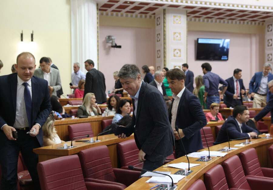 Krenula je izvanredna sjednica Sabora: Zekanović odmah izveo performans i u Sabor "doveo" Milanovića