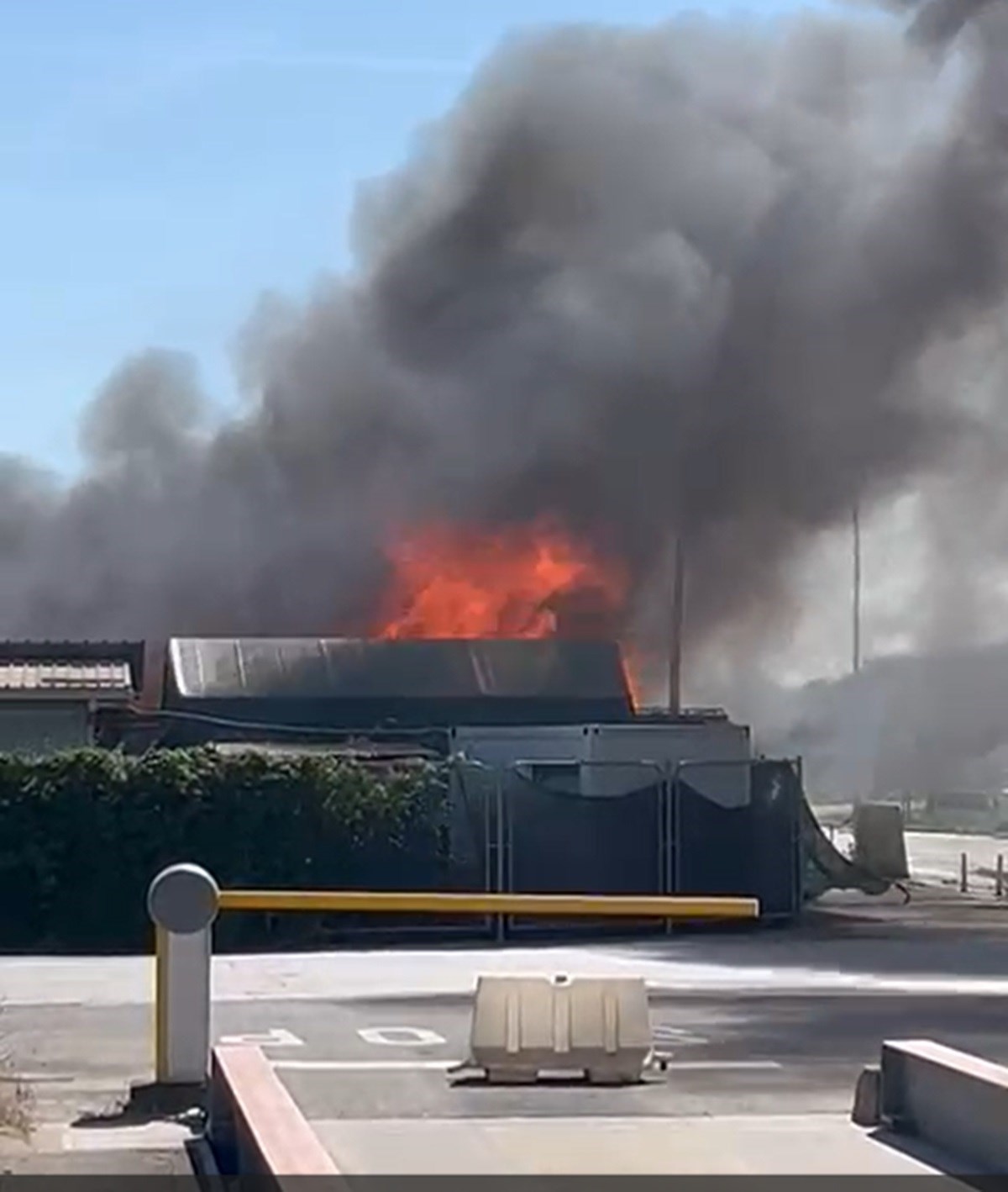 Požar na Jakuševcu, crni dim sukljao u nebo: Pogledajte kako je izgledala akcija gašenja
