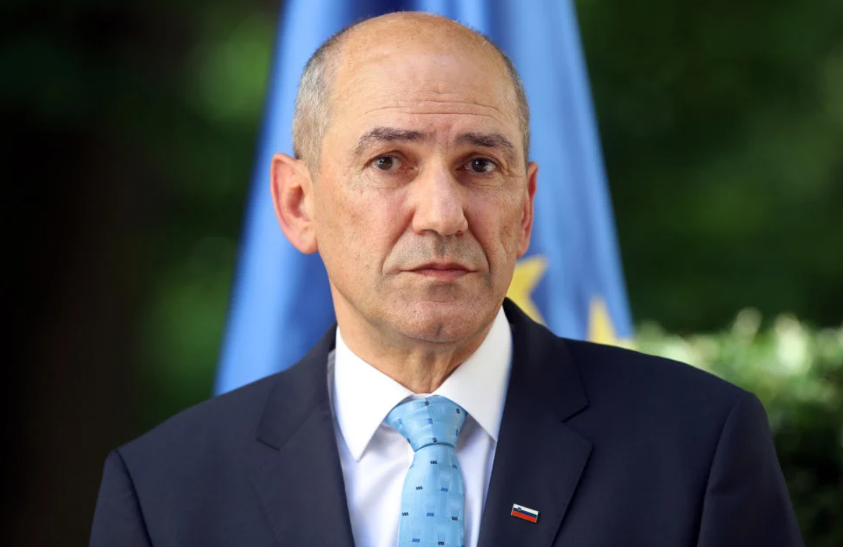 Janša osudio incident u Klagenfurtu: Spomenik išaran natpisom 'smrt fašizmu' nazvao ljevičarskom sramotom