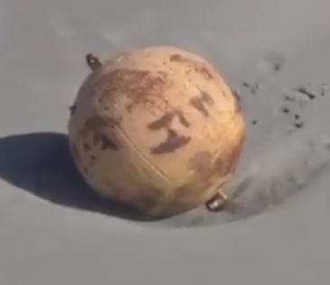 VIDEO Na plaži u Japanu pronađena misteriozna kugla, specijalci zatvorili okolno područje: Pogledajte kako to izgleda
