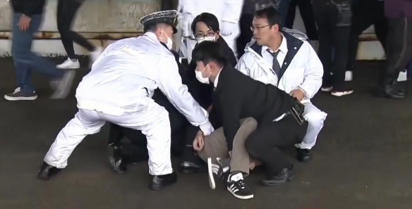 Policija uhitila muškarca (24) poslije eksplozije u Japanu, premijer Kishida je neozlijeđen
