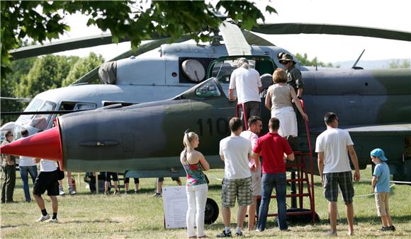 Na Jarunu na Dan državnosti izložba oružja, letački i zabavni program