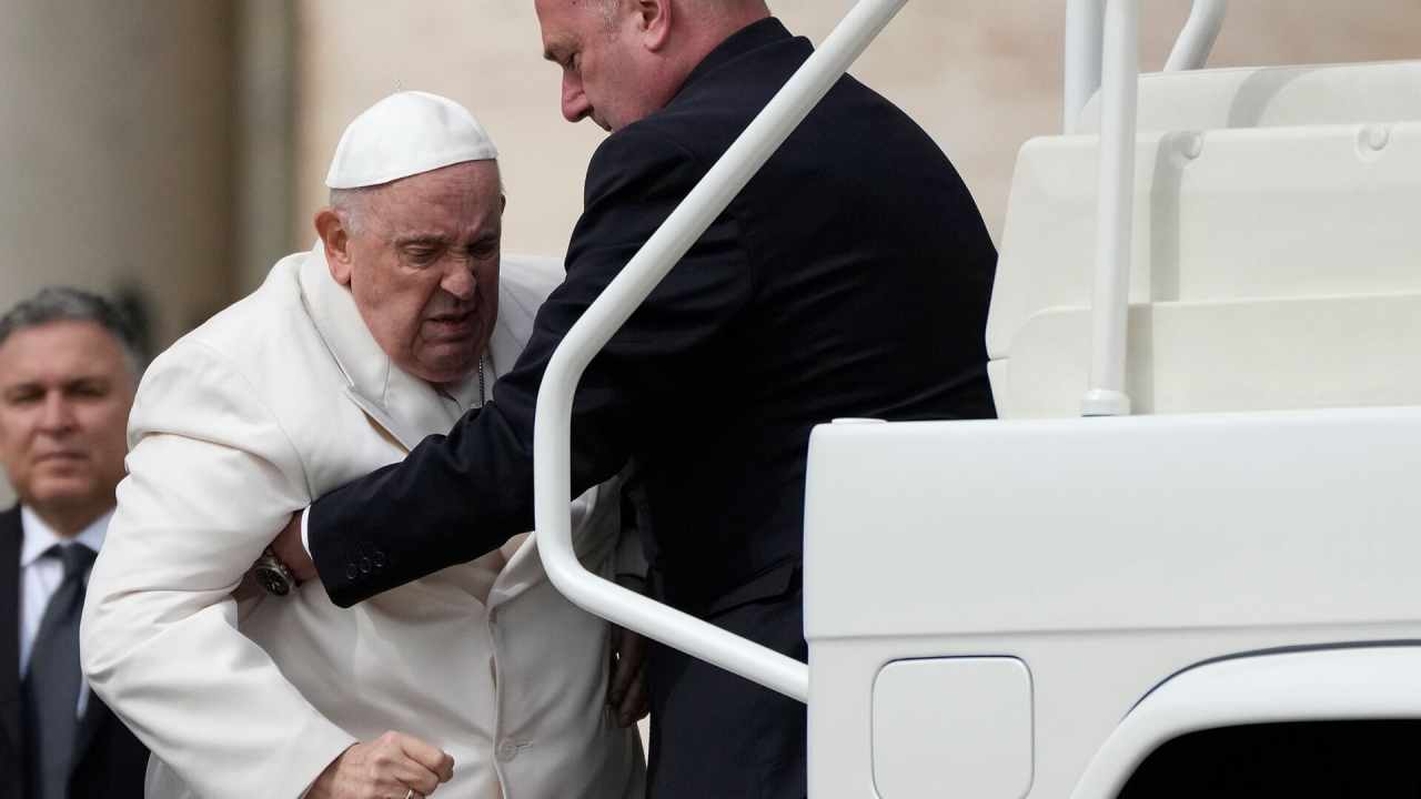 Papa Franjo u bolnici zbog respiratorne infekcije