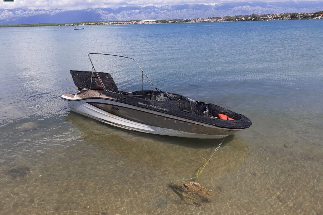 Kupačica teško ozlijeđena u naletu jet-skija kod Vira; brodica izgorjela u Ninskom zaljevu