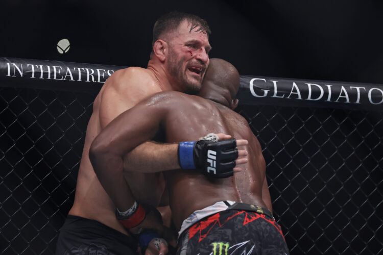 Jones nokautirao Miočića u trećoj rundi, Stipe se umirovio nakon borbe!