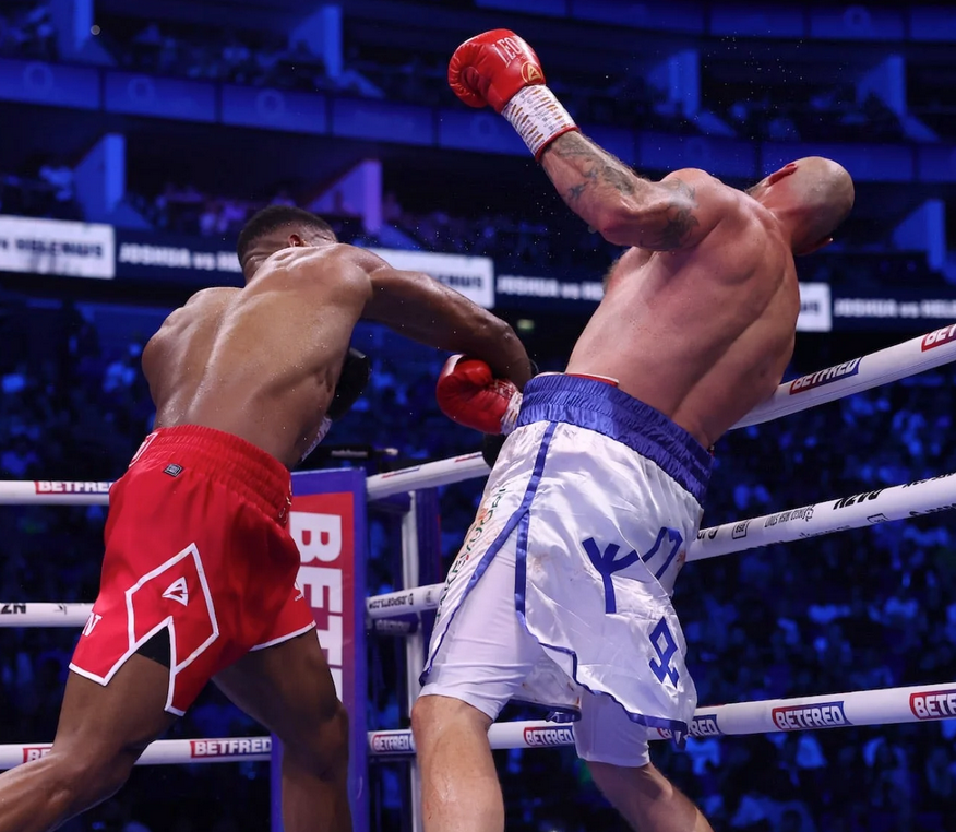 Anthony Joshua pobjedio je Roberta Heleniusa nokautom: Bivši svjetski prvak ponovno u akciji