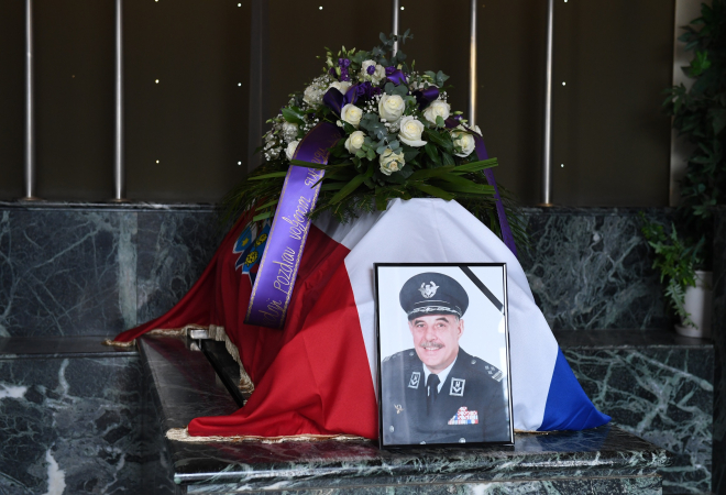 (FOTO) POSLJEDNJI ISPRAĆAJ HRVATSKOG GENERALA! Pokopan uz najviše vojne počasti: Obitelji uručena zastava, pojavio se i ministar