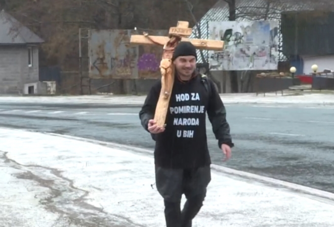 Josip Jelinić po BiH hoda s križem na leđima: ‘Želim ujediniti Hrvate, Bošnjake i Srbe’