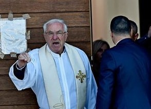 ŽUPLJANIN SVEĆENIKA KOJEG KAMENUJE HRVATSKA PROGOVORIO: Nemate vi pojma o kakvom se svećeniku radi!