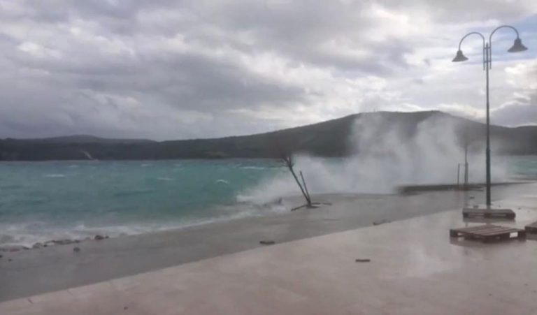 Na Jadranu orkansko jugo: Otoci odsječeni, očekuje se ciklonalna plima