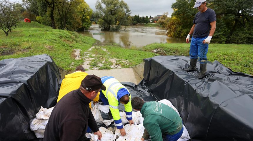 Vodostaji rijeka i dalje rastu: Kamanje dijelom pod vodom, Karlovac se priprema za vrhunac vodenog vala