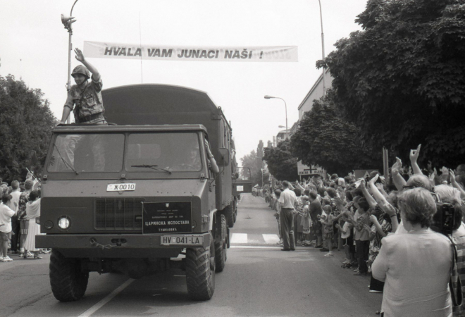 Povratak pobjednika: Karlovac pamti 14 kilometara dugu kolonu heroja koji su im donijeli mir