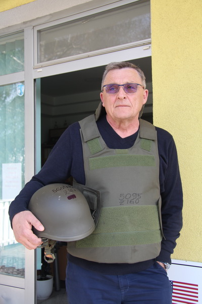 KACIGE I PANCIRKE ZA UKRAJINSKU VOJSKU Dugoselski poduzetnik Zdenko Sokač donirao opremu za Ukrajinu