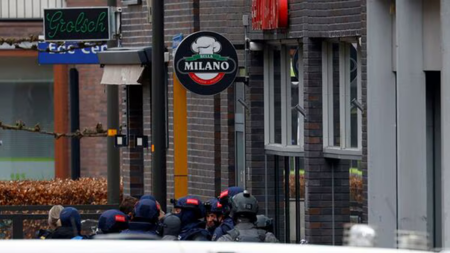 Dramatična situacija u Nizozemskom gradu Edeu: Muškarac uzeo više ljudi za taoce u kafiću