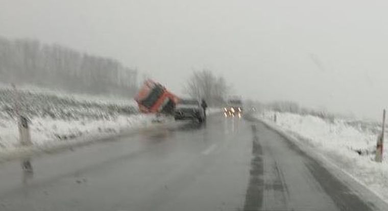 OPREZ Kamion sletio s ceste u jarak, skliske ceste rade probleme vozačima
