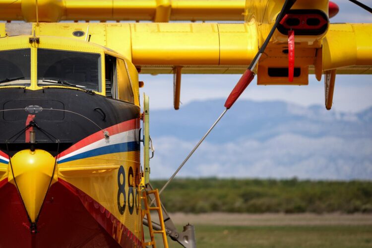 Požar se proširio na prostor vojarne u Zemuniku, MORH angažirao kopnene snage