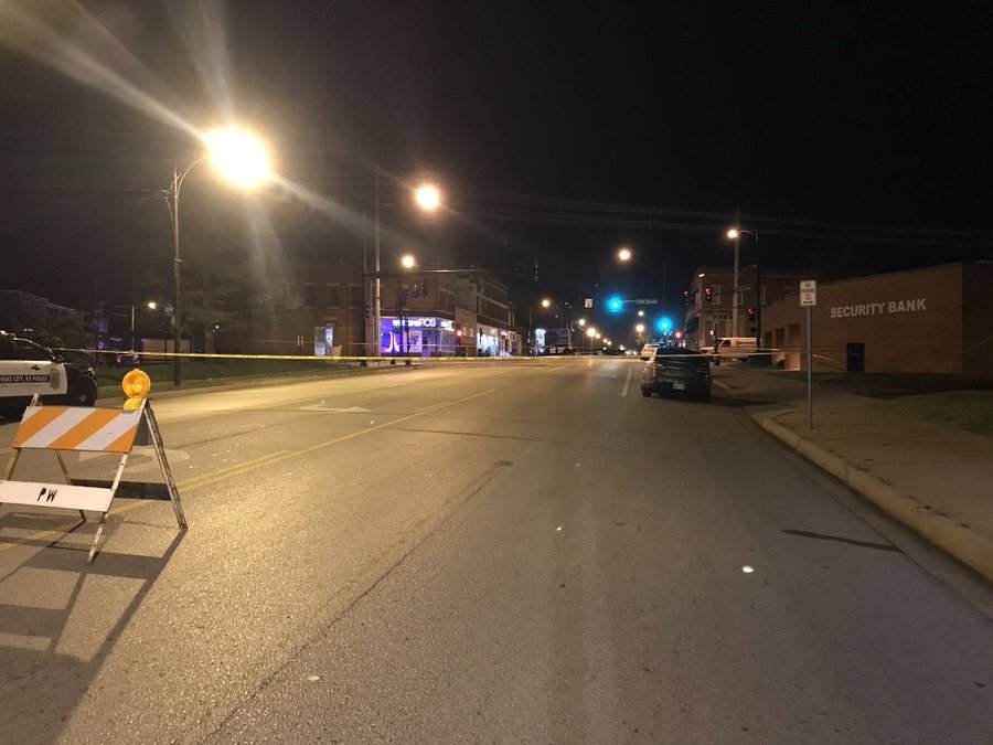 PUCNJAVA U KANSAS CITYJU Ubijene četiri osobe, nekoliko ranjenih, a ubojica na slobodi
