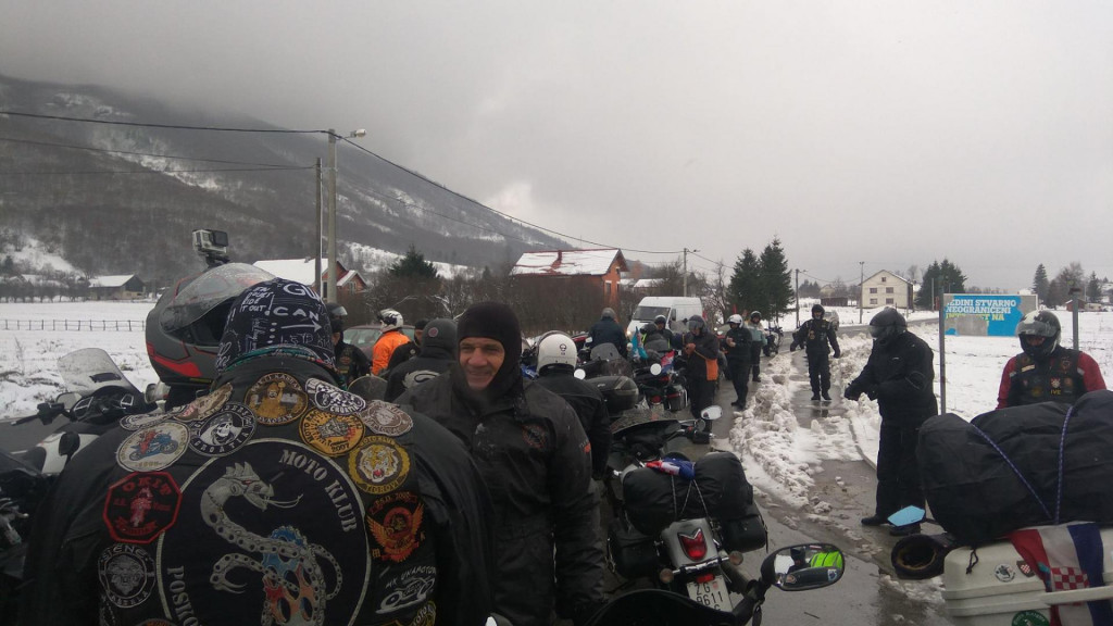 KARAVANA OD PREVLAKE DO VUKOVARA Grijali su rukavice na kafe aparatu i padali po ledu, ali do Vukovara su ipak došli! I tako već 13 godina