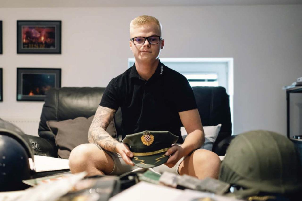 Karlo Dujmić iz Vinkovaca u 11. godini života počeo je stvarati zbirku predmeta iz Domovinskog rata