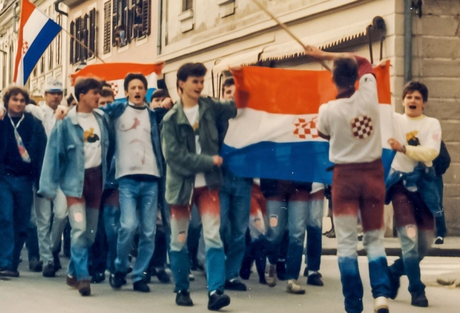 Izgubljena slika prkosnih maturanta iz ’91. izazvala potres: ‘Mladiću sa zastavom dogodilo se nešto strašno’