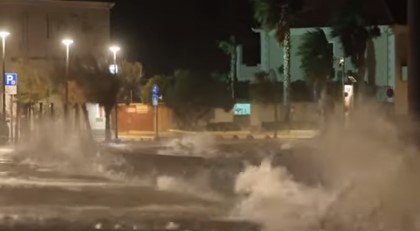 Otoci odsječeni, ponegdje nema struje, jugo divlja obalom: ‘Ne izlazite ako ne morate’