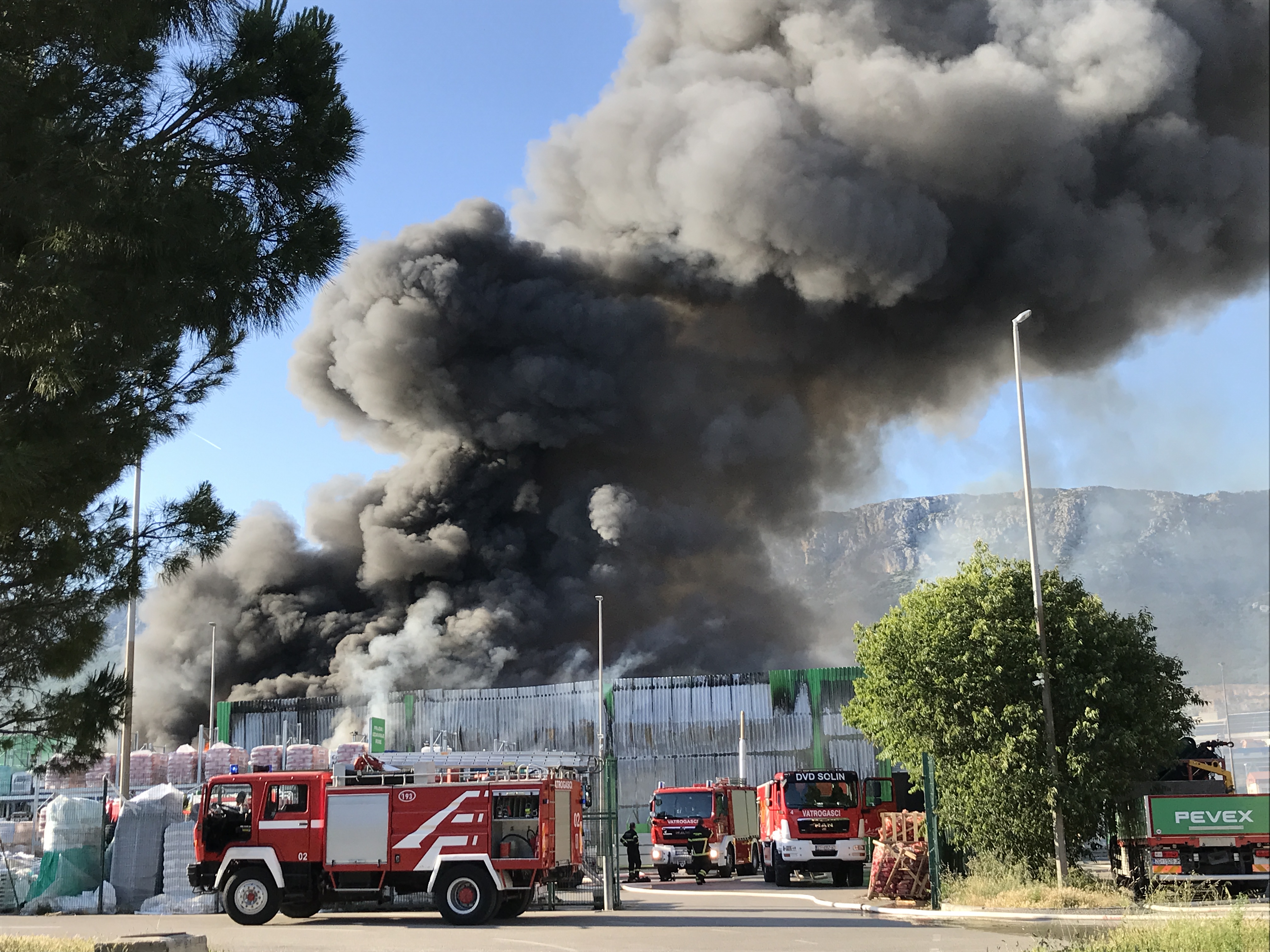 Gori Pevex u Kaštelima: Čuju se eksplozije