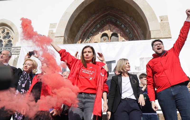 Kad političari pale baklje, a građanima žele zabraniti petarde