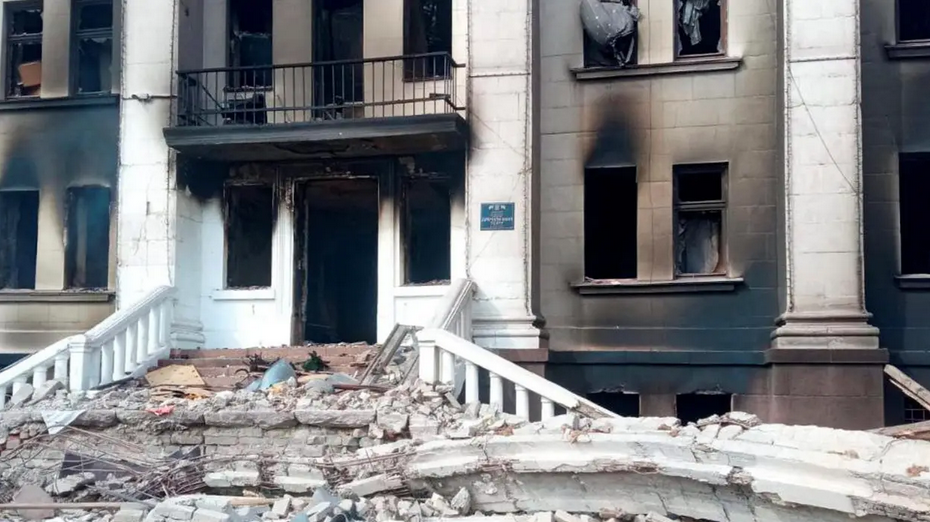 U ruskom napadu na kazalište u Mariupolju ubijeno je najmanje 300 civila koji su se tamo sakrili