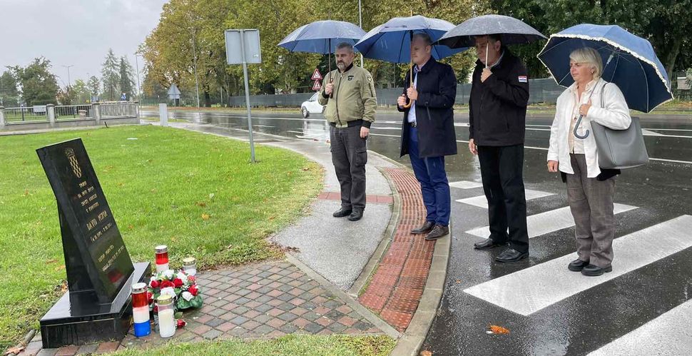 Kod spomenika poginulom Davidu Piskoru zapaljene svijeće u povodu 30. obljetnice
