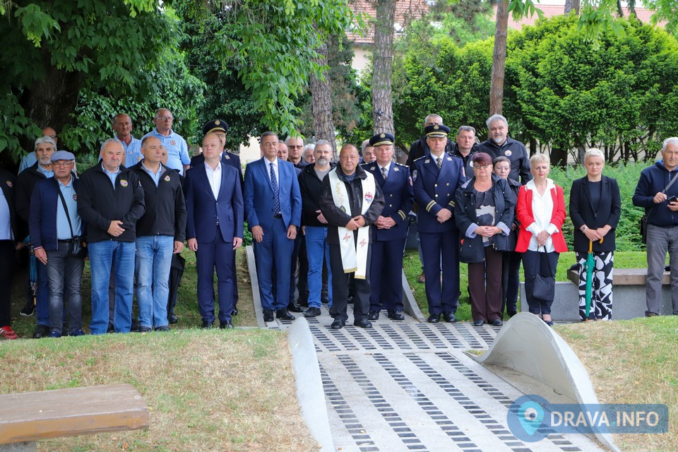 Polaganjem vijenaca kod Spomenika hrvatskoj slobodi za branitelje iz Domovinskog rata obilježen Dan državnosti