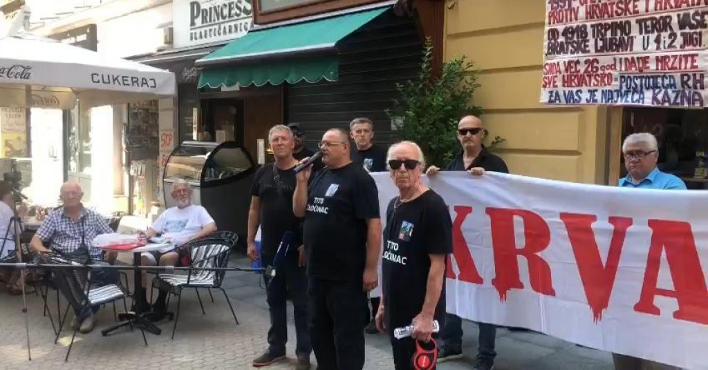 Keleminec i šačica ekstremista demonstrirali pred SNV-om, vrijeđali Pupovca, žalili se što su udaljeni iz Srba