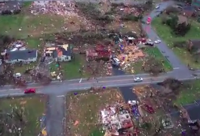 (VIDEO) GRAD PRETVOREN U RUŠEVINE U Kentuckyju proglašeno izvanredno stanje, povećava se broj mrtvih. Mnogo je nestalih: ‘Ovo je kao ratna zona’