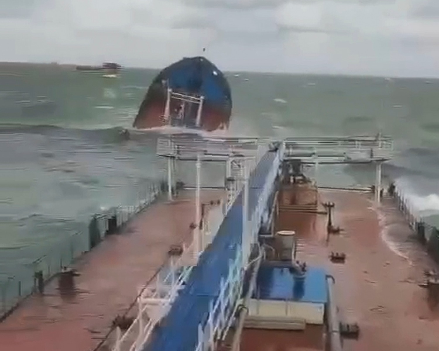 Oluja u Kerčkim vratima: Ruski tanker prepolovljen, najmanje jedna žrtva, prijeti ekološka katastrofa