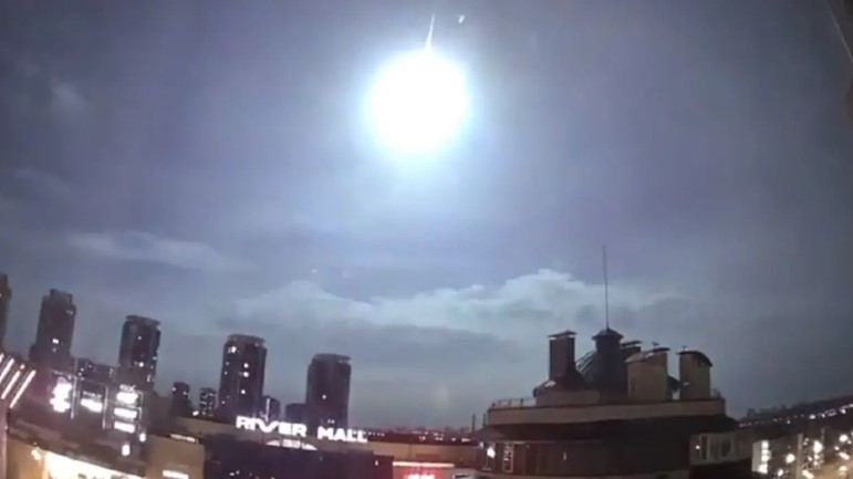 Pogledajte misteriozni bljesak na nebu iznad Kijeva. Ne znaju o čemu se radi. Javila se i NASA (VIDEO)