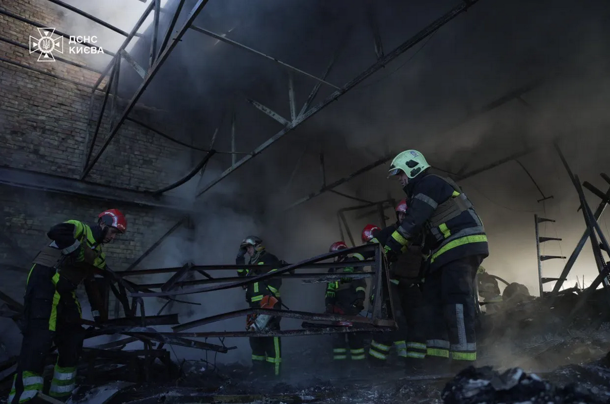 Noćni napad dronovima na Kijev: Fragmenti oborenih letjelica ranili dvije osobe i uzrokovali požare