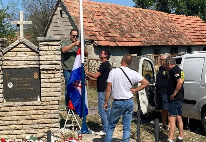 Uništena zastava na spomen-obilježju branitelju Ivici Pešutu
