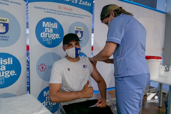 Genijalan potez čelnika Zadra nakon što se pet tisuća navijača probilo u dvoranu i proslavilo naslov prvaka; svi su dobili poziv za cijepljenje, ali ne bilo kakav