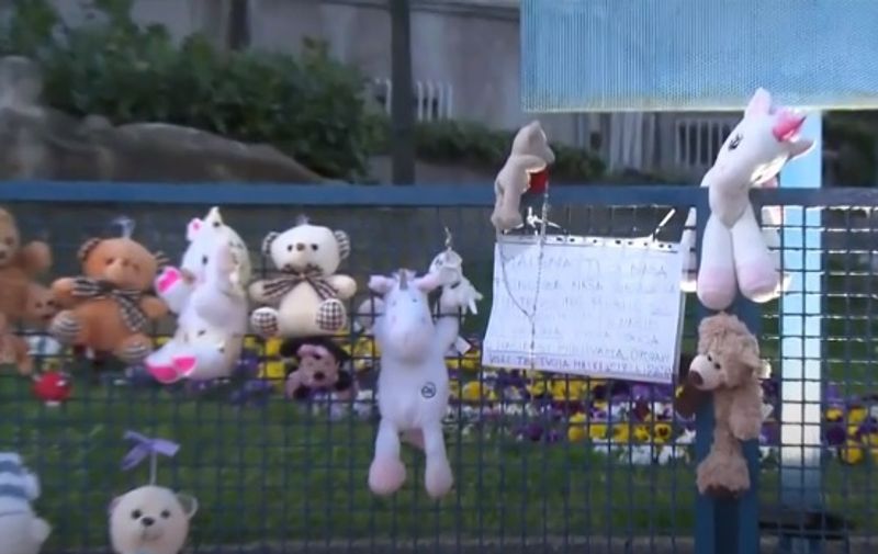 Građani se opraštaju od malene. Ostavljaju cvijeće i plišance ispred Klaićeve