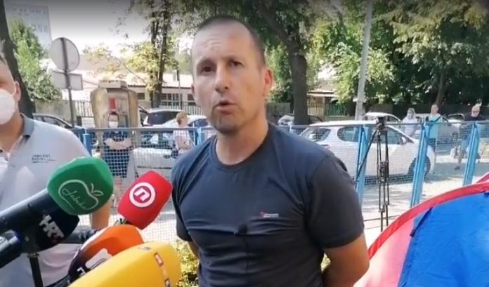 (VIDEO) Bravo za odlučne očeve: ‘Želimo posjećivati našu bolesnu djecu! Dosta nam je dvostrukih kriterija!’
