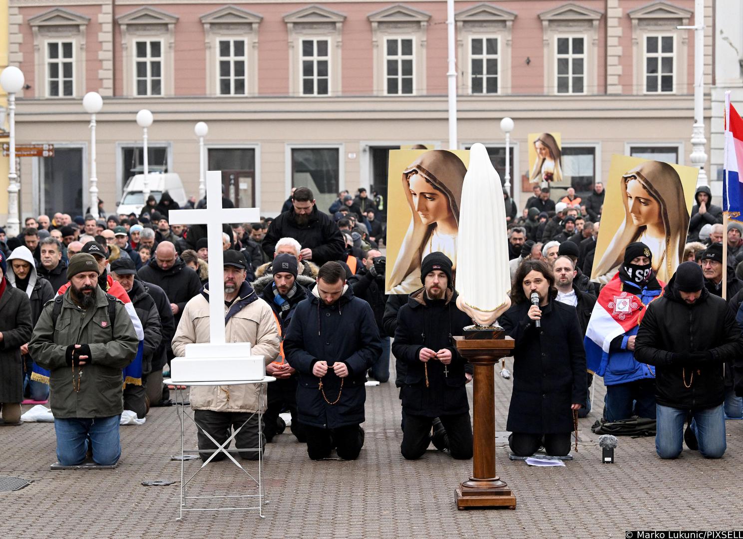 Holjevac objasnio tko su ljudi koji napadaju molitelje na Trgu: ‘Ne, to nisu prosvjednici’