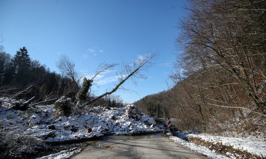 Aktiviralo se klizište u Zagorju: Zemljana lavina čupala drveće i u potpunosti blokirala državnu cestu