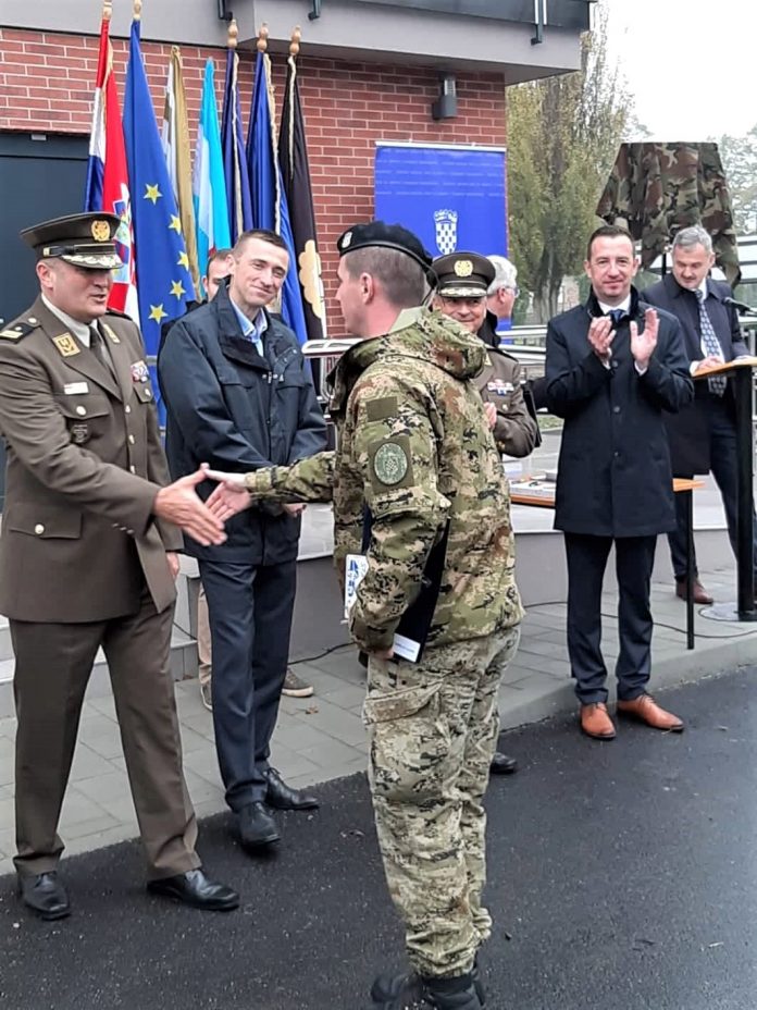 (FOTO) Mažar, Jurković i Penava uručili ključeve za novoizgrađeni višestambeni objekt