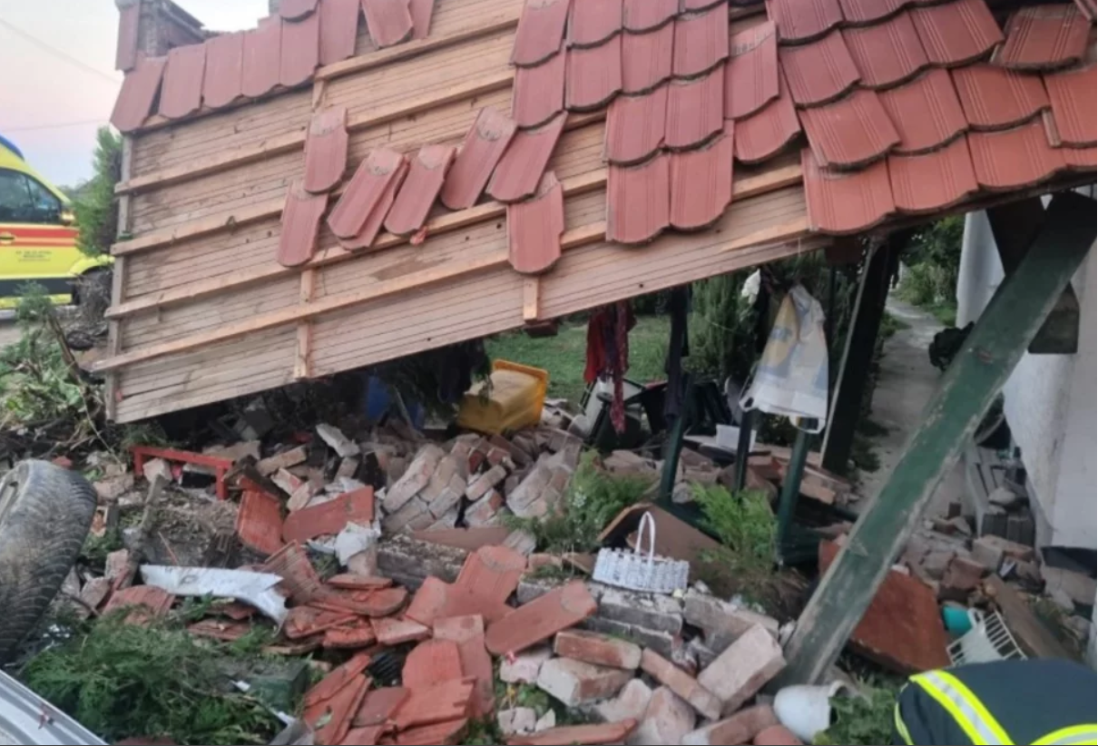 Autom uletio u kuću: Razvalio pola dvorišta pa završio na krovu