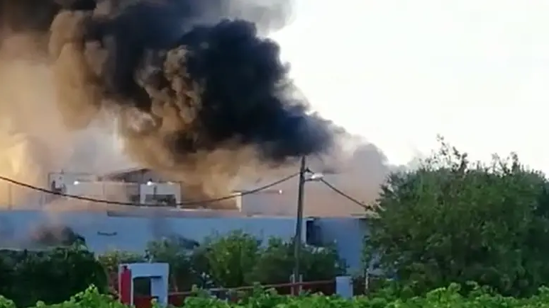 U Kaštel Novom gori tvornica za preradu ribe: 'Ovo je užasno, teško je disati, nesnosno smrdi'