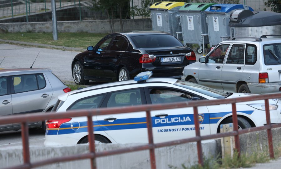Detalji tragedije u Kninu: Otac zaboravio dijete na stražnjem sjedalu automobila i otišao na posao