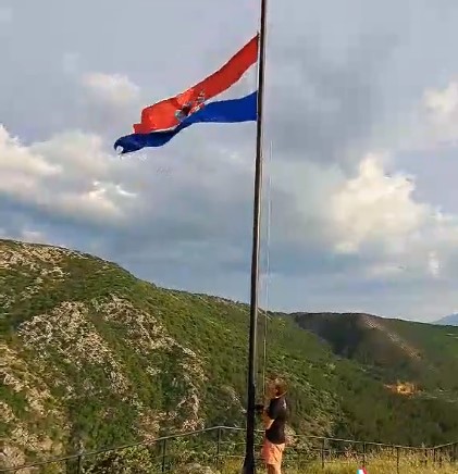 Sramotan čin u noći – ukradena državna zastava s Kninske tvrđave, sumnja se na viralni izazov!