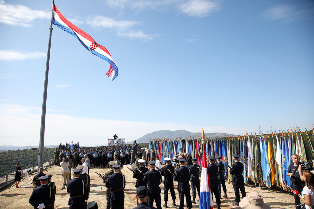 Povratak u Knin: Pravoslavni đakon i branitelji odali počast hrvatskim herojima