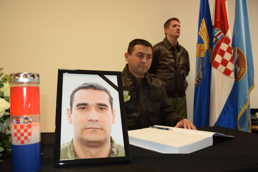 U vojarni 'Pukovnik Mirko Vukušić' otvorene Knjige žalosti za poginule hrvatske pilote