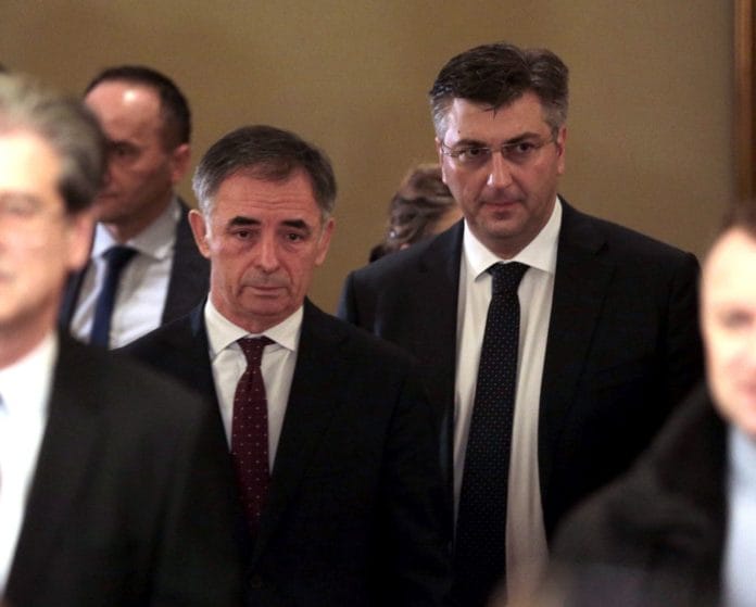 SVIM BRANITELJIMA koji su u uvjerenju da rade dobro za HRVATSKI NAROD koji mogu nešto mijenjati ali slatka im je fotelja !!
