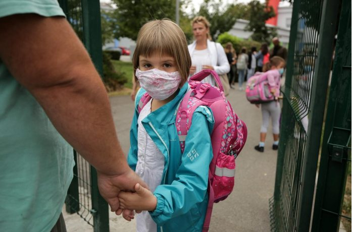 GLAVA U TORBI: Školarci prolaze pored raspadajućih zgrada, Bandić poručuje: ‘Ako cigla padne nekome na glavu, podnosim ostavku’